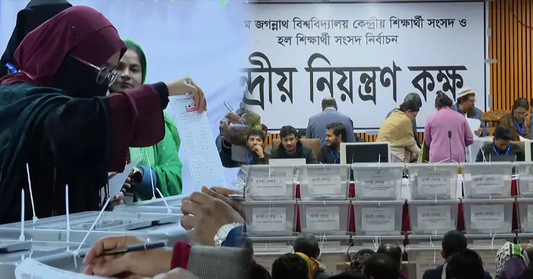 ভোট দিচ্ছে ও গণনার জন্য ব্যালট বক্স রাখা হয়েছে